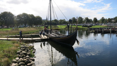 Uno dei cinque drakkar conservati al Museo delle Navi Vichinghe di Roskilde, Danimarca. Il Museo, con veduta sul fiordo, è stato costruito principalmente per dare alloggio alle cinque navi lì esposte ancor oggi.