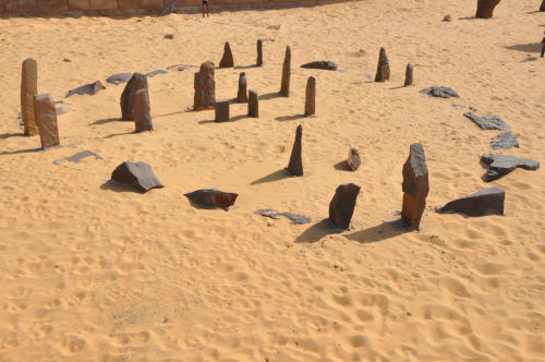 Il cerchio megalitico di Nabta Playa nel deserto della Nubia, Egitto – riproduce l’allineamento con la Costellazione di Orione e di Sirio nel 6000 AC circa