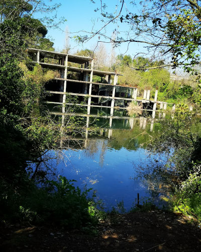 Lago Bullicante - avvolto da una folta vegetazione ed i resti dell’ex fabbrica ricoperti dalle acque
