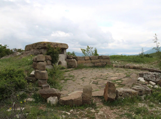 Tumulus e dolmen con pietra forata, Krasnodar, Georgia, sul Mar Nero. Tumulus e dolmen con pietra forata, Krasnodar, Georgia, sul Mar Nero.