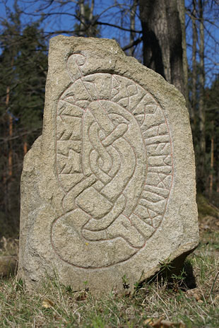 Una pietra runica con le Rune incise su un menhir preistorico ritrovato in Scandinavia