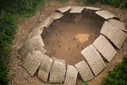 Lo yano (casa comune) di una comunità Yanomami incontattata nell’Amazzonia brasiliana fotografato dall’alto nel 2016 (Foto: Guilherme Gnipper Trevisan)