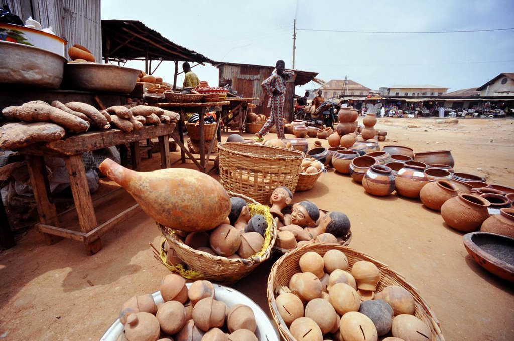  Un marché de Porto-Novo ou on y vend les objets de rituels et autres