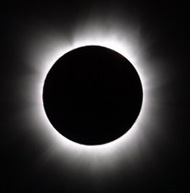  L'eclisse che riporta il simbolismo del Sole Nero ispiratore dell'antico motto "Post Tenebras Lux" mutuato da altre correnti spirituali a posteriori come il mitraismo e il cristianesimo 