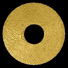  Una riproduzione della ruota d’oro forata che, secondo il mito, venne donata da Fetonte all'umanità come simbolo di conoscenza. Si trovano ruote forate in tutti continenti del pianeta in molti esempi, dalla "medicine wheel" dei nativi nordamericani al "pi" dell'antica Cina