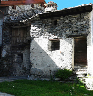 Uno dei pochi edifici di Forno Alpi Graie rimasti intatti