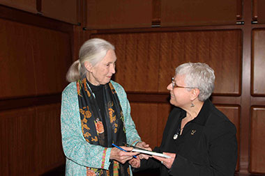 Jane Goodall insieme a Ivana Pizzorni di SOS Gaia