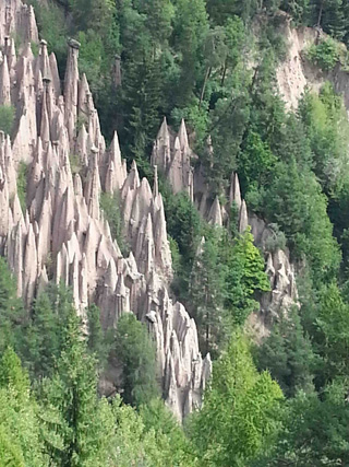  Piramidi di terra visibili nella valletta del Rio Fosco che separa Longomoso a Monte di Mezzo (Bolzano) 