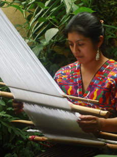  Marta, miembro de las Tejedoras mayas, tejiendo un güipil. Foto: AFEDES 