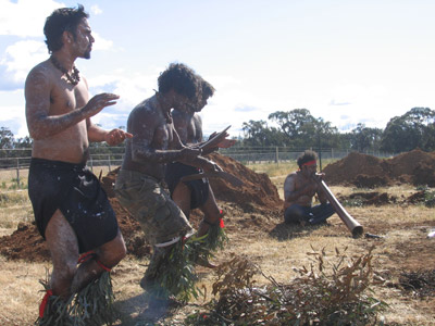 Una cerimonia degli aborigeni australiani Wamba Wamba 