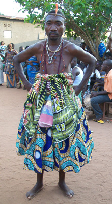 Un adepte de culte traditionnel s'apprête à exécuter la danse Sakpata lors d'une manifestation