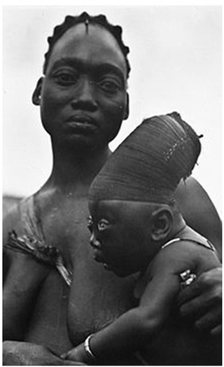 Femme Mangbetu avec son enfant