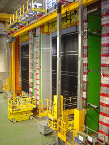 Vue du détecteur OPERA (sur l'installation CNGS), avec ses deux super modules identiques constitués chacun d'une partie cible et d'un spectromètre (Image: CERN)