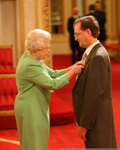 Il dottor Peter Fisher con la Regina Elisabetta II