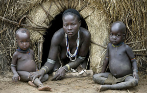 Les Karo (ou Kara), dont la population atteint environ 1000 à 1500 individus, vivent sur la rive orientale du fleuve Omo, au sud de l'Ethiopie. Ici, femme karo et ses enfants (Image: Eric Lafforgue/Survival)