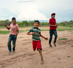  Edison, Hugo e Eber, bambini Ayoreo, giocano nella comunità Totobiegosode di Arocojnadi. 2019 (Immagine: X. Clarke/Survival International) 