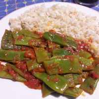 Fagiolini piatti al pomodoro con riso croccante al rosmarino un piatto completo con legumi e cereali