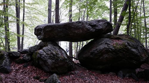 Un dolmen nelle Valli di Lanzo. L’intero territorio del Nord del Piemonte è costellato da reperti megalitici che testimoniano l’insediamento di popoli Celtici e rafforzano la tesi dell’antica leggenda di Rama