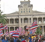 Una manifestazione a Honolulu nel giorno del “Hawaiian Independence Day” che viene celebrato il 28 novembre di ogni anno con grandi manifestazioni di protesta. Segna il giorno in cui la Gran Bretagna e la Francia riconobbero formalmente l’indipendenza del Regno Hawaiano, che non viene riconosciuta dagli Stati Uniti