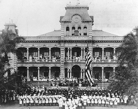La bandiera americana esposta provocatoriamente al Iolani Palace di Honolulu, uno dei palazzi del Regno delle Hawaii, con i marines schierati