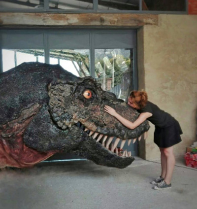 L’Artista con un dinosauro a grandezza naturale