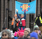La rappresentante della Confederazione Unita del Popolo Taino Chali'naru Dones (al centro) apre la 4a marcia annuale delle donne della pioneer valle di sabato, 10 gennaio 2020, con un'invocazione spirituale. Foto: Kevin Gutting
