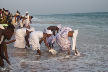 Offerte alla divinità Mamiwata in riva al mare