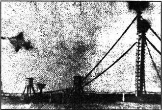 Il 21 novembre 1959, presso la base geofisica sovietica « STOLB » nell' Antartide, lo scienziato Tixi Muraschov scatta una serie di fotografie al misterioso oggetto che staziona immobile al di sopra dell'avamposto scientifico. Il fatto non si presentava isolato, infatti altri avvistamenti consimili erano stati fatti in precedenza da inglesi, argentini e cileni. Classico rimane il caso della base « CERDA » (Archivio Gruppo Spazio 4 »)