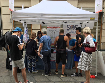 Uno dei gazebo di SOS Gaia per la raccolta firme cartacee a cui hanno partecipato associazioni e singoli cittadini da tutta Italia raggiungendo le oltre 5.000 firme