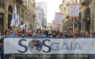 Il corteo per la liberazione dei macachi che si è svolto a Torino il 12 ottobre scorso