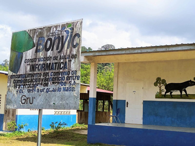In the Naso community of Solón, a peeling, faded plaque from the company behind the Bonyic plant stands in front of an “IT classroom” seemingly bearing no computers