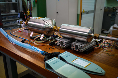 Des physiciens des particules proposent un respirateur pour aider à combattre le COVID-19. Le design de ce prototype du High Energy Ventilator (HEV) a été proposé par la collaboration LHCb. (Image: CERN)