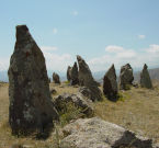 Il sito megalitico “Carahunge” nei pressi della cittadina armena di Sisian. Carahunge significa “pietre urlanti”