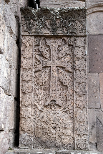 Khatchkar (croci di pietra funerarie), simboli caratteristici dell’arte armena
