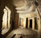 Templio megalitico ipogeo di Hal-Saflieni (Malta), dove sono stati condotti esperimenti archeoacustici dal gruppo di ricerca SB Research Group. Notare le cavità sulle pareti, sul pavimento e sul vano di ingresso che hanno un effetto amplificatorio sulla propagazione del suono
