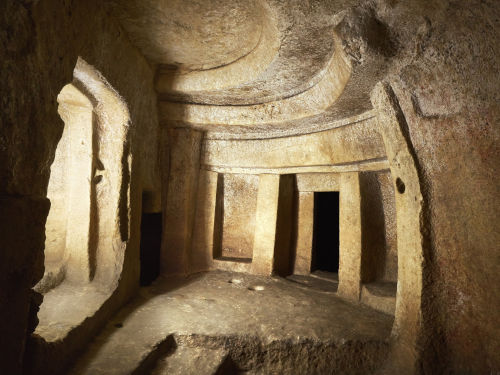 Tempio megalitico ipogeo di Hal-Saflieni (Malta), dove sono stati condotti esperimenti archeoacustici dal gruppo di ricerca SB Research Group. Notare le cavità sulle pareti, sul pavimento e sul vano di ingresso che hanno un effetto amplificatorio sulla propagazione del suono