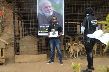 Paterne Huston Bushunju, responsabile del rifugio che ogni anno salva migliaia di animali