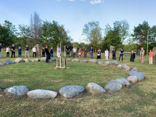 La cerimonia di commemorazione per l’anniversario della scomparsa di Giancarlo Barbadoro al cerchio di pietre dell’Ecovillaggio di Dreamland da lui fondato