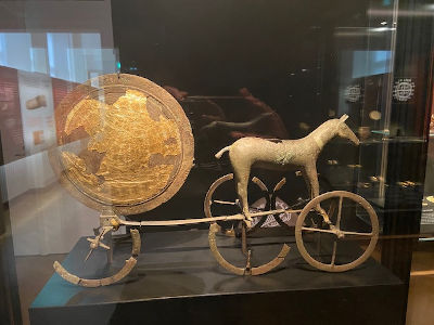 Il “Carro solare di Trundholm” datato XV - XIV secolo a.C, conservato al Museo Nazionale Danese di Copenhagen. È stato attribuito a Sól, divinità solare della mitologia norrena, e mostra parallelismi con il mito di Fetonte