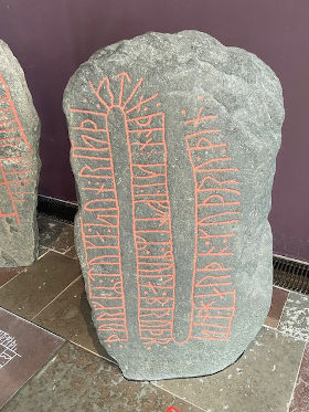 Una delle pietre runiche esposte al Museo Nazionale Danese di Copenhagen.