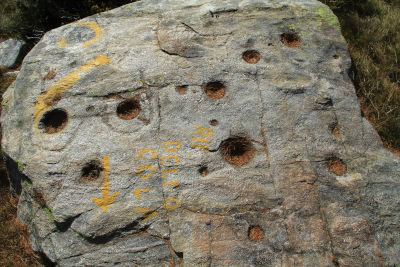 Una apparente riproduzione della costellazione delle Pleiadi in un megalite in località Plan des Forciers, Lillianes (AO)