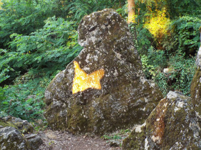 L’effetto dei raggi del sole nel solstizio d’estate che attraversando un’apertura artificiale in un megalite nel sito di S.Lorenzo in Caprione, in Liguria, riproduce una magnifica farfalla dorata
