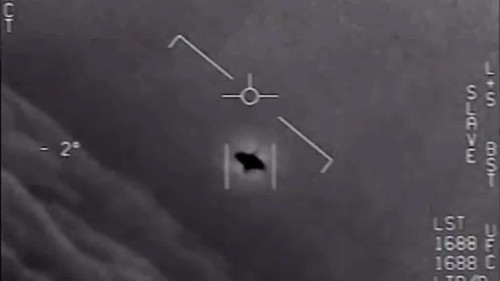 Foto dell'UFO osservato dal personale della portaerei Omaha nel 2019 poco prima di immergersi e per questo motivo definito "transmediale"