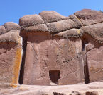 La Porta di Hayu Marca scolpita nella parete di granito rosso in cui si vede la porta minore in basso al centro