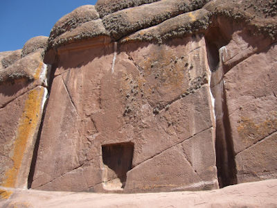 La Porta di Hayu Marca ricavata da due profonde incisioni verticali nella parete di granito rosso