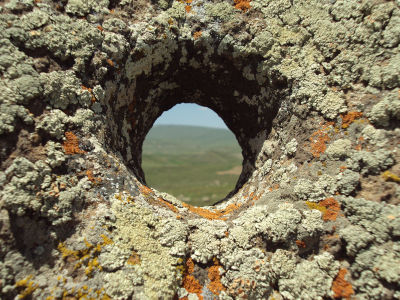 Un particolare della pietra forata nei menhir di Karahunj, Armenia