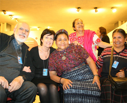 Rosalba Nattero e Giancarlo Barbadoro, scomparso nel 2019, con il Premio Nobel Rigoberta Menchù al Forum dell’ONU di New York 