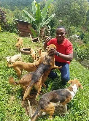 Paterne Bushunju, responsabile del rifugio per animali “Sauvons nos Animaux” della Repubblica Democratica del Congo