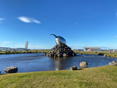 Aeroporto di Reykjavik, scultura di Magnús Tómasson raffigurante un grande uovo d’acciaio da cui esce il lungo becco di un uccello che ricorda un dinosauro che esce dal suo guscio, come nella leggenda celtica dell’uovo di Hal