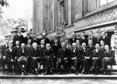 Quinto Congresso di Solvay, 1927:  A. Piccard,  E. Henriot,  P. Ehrenfest,  E. Herzen,  Th. de Donder,  E. Schrödinger,  JE Verschaffelt,  W. Pauli,  W. Heisenberg,  R. Fowler,  L. Brillouin,  P. Debye,  M. Knudsen,  WL Bragg,  HA Kramers,  PAM Dirac,  AH Compton,  L. de Broglie,  M. Born,  N. Bohr,  I. Langmuir,  M. Planck,  M. Skodowska-Curie,  HA Lorentz,  A. Einstein,  P. Langevin,  Ch. E. Guye,  CTR Wilson,  OW Richardson.
Institut International de Physique Solvay, Leopold Park, Bruxelles